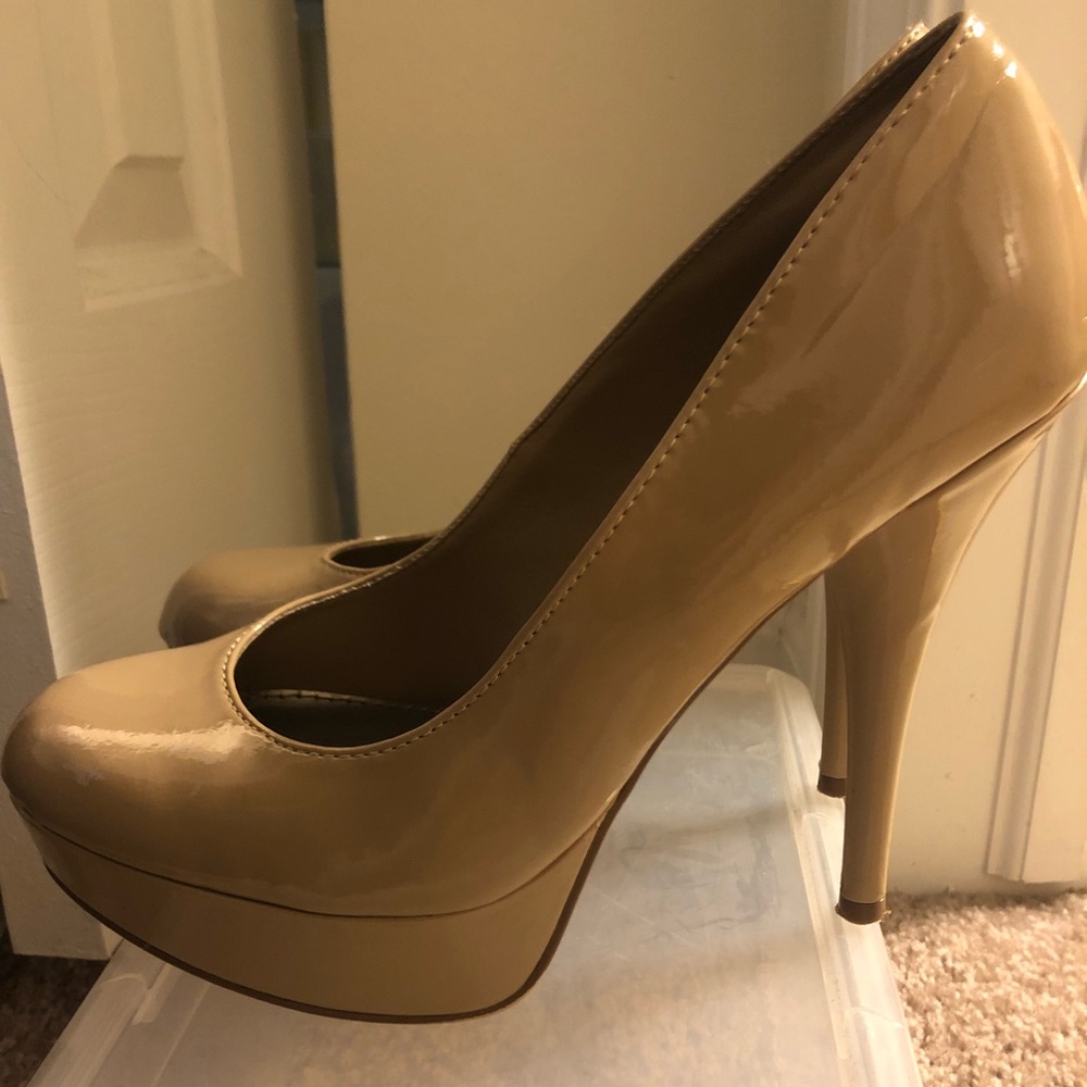 Nude patent leather pumps